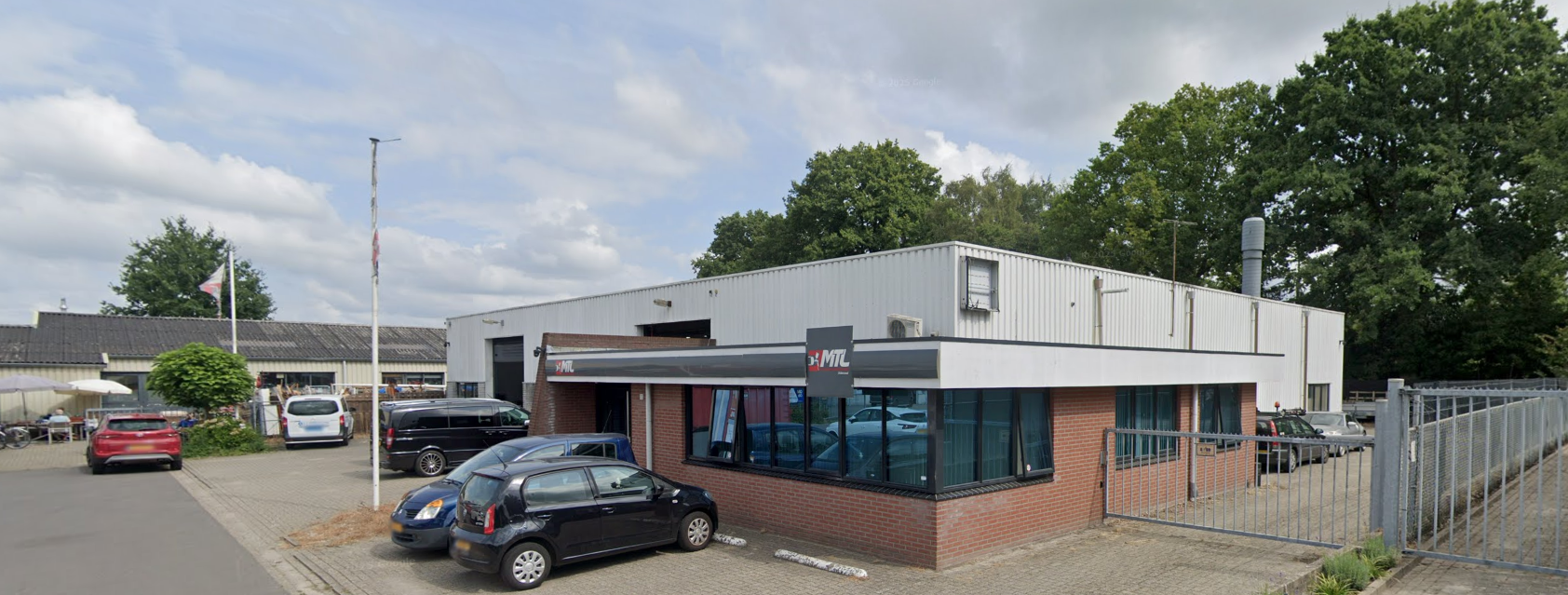 Het pand van MTL Autoschadeherstel in Oldenzaal